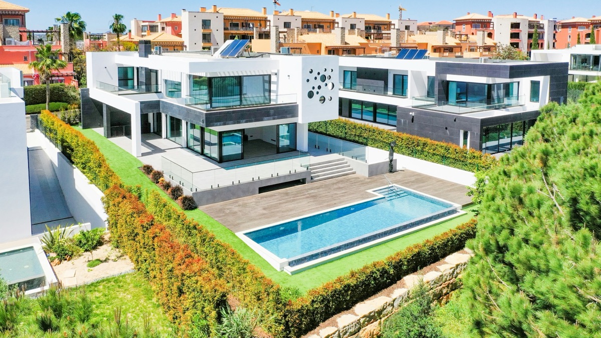 Moderne Wohnanlage mit Pool